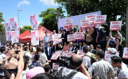　6月17日上午，香港政府就政改方案提交立法會(huì)審議表決,。圖為支持政改方案的香港團(tuán)體在立法會(huì)大樓外集會(huì),。