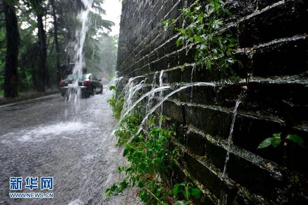 6月27日，南京明城墻太平門段再現(xiàn)“龍吐水”景觀,。　　