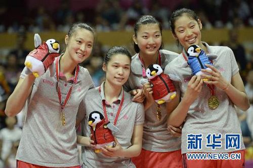 7月5日，中國隊隊員惠若琪（左一）,、王夢潔（左二）,、袁心玥（右二）,、朱婷在領(lǐng)獎臺上,。當日,，2015世界女排大獎賽北侖站比賽落下帷幕,，中國隊以3比1戰(zhàn)勝俄羅斯隊,，以三戰(zhàn)全勝的成績奪得2015世界女排大獎賽北侖站冠軍,。新華社記者鞠煥宗攝 - 副本