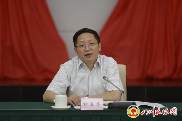 省政協(xié)副秘書長,、研究室主任杜蘭舉主持會議,。記者 張異同攝