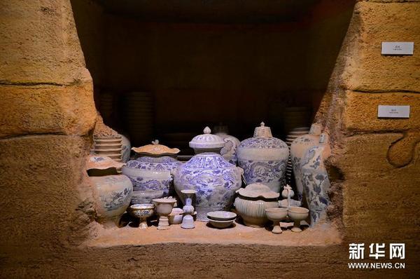 元青花博物館為重現(xiàn)青花瓷出土?xí)r的情景而專(zhuān)門(mén)布置的復(fù)制品展臺(tái)