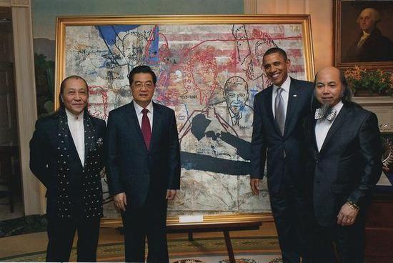 圖為胡錦濤,、奧巴馬和《八位美國(guó)總統(tǒng)和長(zhǎng)城》的作者周氏兄弟在油畫(huà)前合影,。