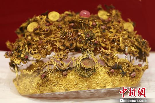 中國古代女性所用黃金頭冠,。 泱波 攝