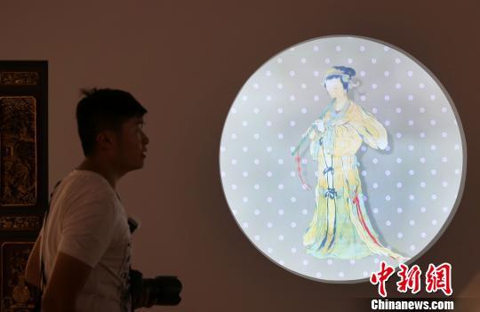 “溫·婉——中國古代女性文物大展”正在南京博物院布展,。 泱波 攝