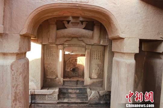 重慶市江津區(qū)白沙鎮(zhèn)白沙中學(xué)發(fā)現(xiàn)一宋代雙室古墓。重慶市文化遺產(chǎn)院現(xiàn)場考古負責人牛英彬表示,,如此規(guī)模巨大,、結(jié)構(gòu)復(fù)雜、雕刻精美的雙室宋代古墓比較少見,。圖為墓室后龕,。 文化遺產(chǎn)園供圖 攝