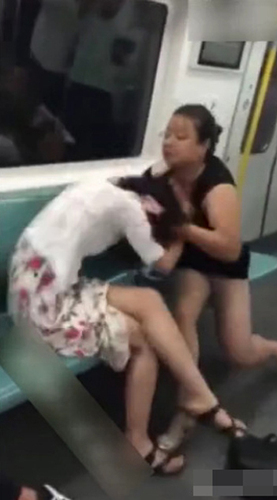 圖為兩女子打架的視頻截圖,。