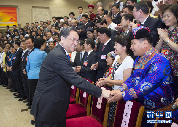 8月18日,，中共中央政治局常委,、全國政協(xié)主席俞正聲在北京會見第六次全國民族教育工作會議代表并與大家合影留念,。 新華社記者 謝環(huán)馳 攝