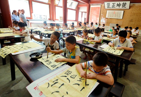 　　八月十五日,，北京高碑店首屆中國書畫藝術(shù)節(jié)在高碑店國粹書畫藝術(shù)區(qū)拉開帷幕,。在科舉匾額博物館，高碑店小學(xué)的同學(xué)通過學(xué)做拓片,、誦讀弟子規(guī),、中國繪畫書法等課程學(xué)習(xí)傳統(tǒng)文化。本報記者 賈寧 攝