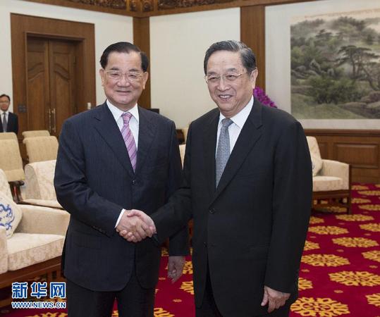 8月31日,，中共中央政治局常委,、全國(guó)政協(xié)主席俞正聲在北京會(huì)見來(lái)京參加中國(guó)人民抗日戰(zhàn)爭(zhēng)暨世界反法西斯戰(zhàn)爭(zhēng)勝利70周年紀(jì)念活動(dòng)的連戰(zhàn)等臺(tái)灣各界代表人士,。新華社記者王曄攝1