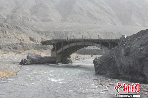 圖為烏魯木齊達(dá)坂城區(qū)白楊河上的木拱橋,?！∵_(dá)坂城區(qū)宣傳部供圖　攝