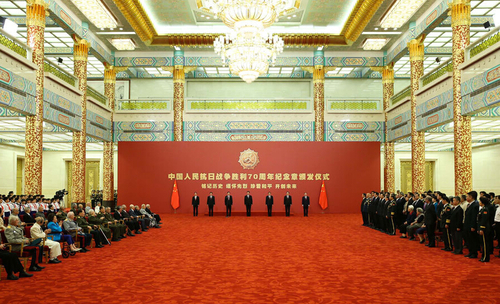 9月2日，中共中央總書記,、國家主席,、中央軍委主席習(xí)近平在北京人民大會堂向30名抗戰(zhàn)老戰(zhàn)士老同志、抗戰(zhàn)將領(lǐng),、為中國抗戰(zhàn)勝利作出貢獻(xiàn)的國際友人或其遺屬代表頒發(fā)中國人民抗日戰(zhàn)爭勝利70周年紀(jì)念章并發(fā)表重要講話,。新華社記者龐興雷攝