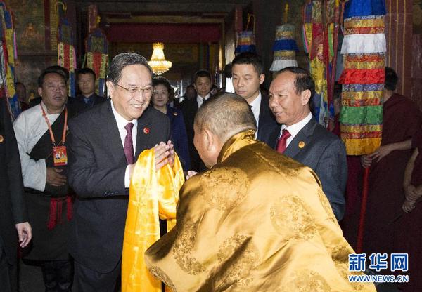 9月7日，正在拉薩出席西藏自治區(qū)成立50周年慶?；顒?dòng)的中共中央政治局常委,、全國政協(xié)主席、中央代表團(tuán)團(tuán)長俞正聲來到大昭寺,，看望慰問西藏宗教界愛國人士,。新華社記者 黃敬文 攝