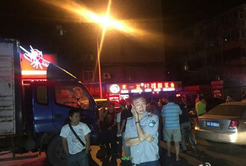 警方表示,，男子酒后沖動(dòng)肇事責(zé)任較大,，案情正在進(jìn)一步調(diào)查處理中。