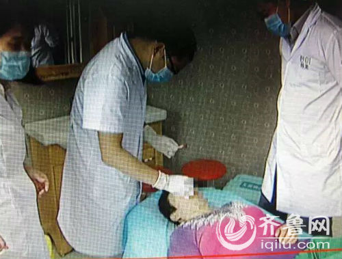 記者帶她來到一家整形醫(yī)院，檢查后發(fā)現(xiàn),，大姐的傷情比預(yù)料得嚴重,。（視頻截圖）