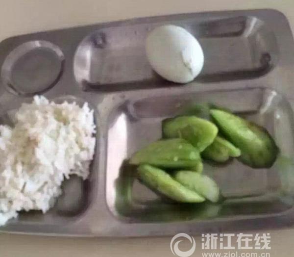 浙江一小學(xué)學(xué)生午餐只有黃瓜 老師吃帶魚(yú)螃蟹(圖)1
