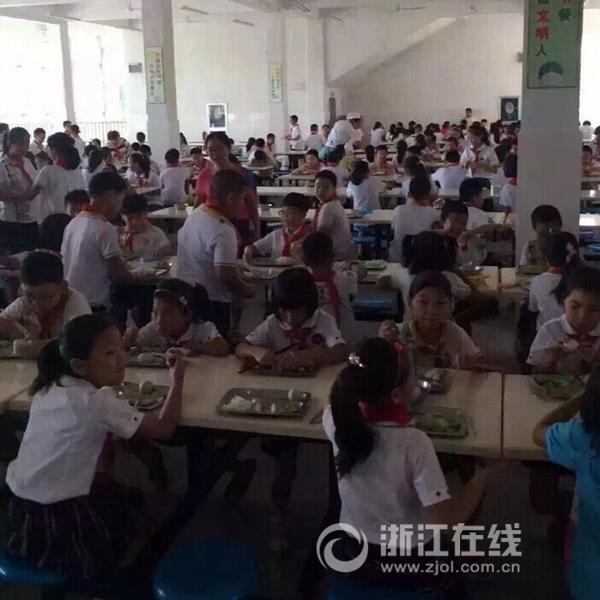 浙江一小學(xué)學(xué)生午餐只有黃瓜 老師吃帶魚(yú)螃蟹(圖)2