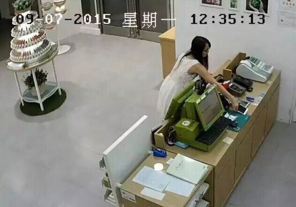　白衣女子在滬瘋狂偷盜。圖為作案場(chǎng)景,。
