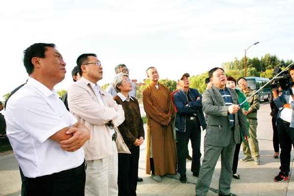 視察組在白城聽(tīng)取河湖連通工程建設(shè)情況,。 本報(bào)記者 梁紅建 攝