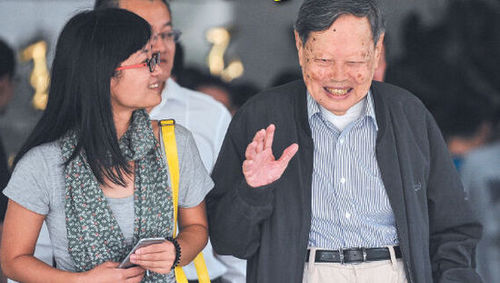 9月18日，楊振寧在合肥參觀中國科大近代物理系時接受記者采訪,。記者卞世鵬 攝