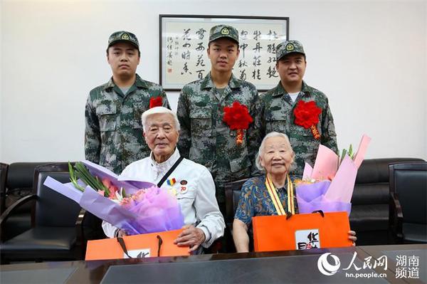 9月8日,，岳麓區(qū)即將去往駐港部隊的新兵代表為抗戰(zhàn)老兵方耀寰、惲順芳送上鮮花與月餅,，祝福老人節(jié)日快樂,。 胡丹 攝