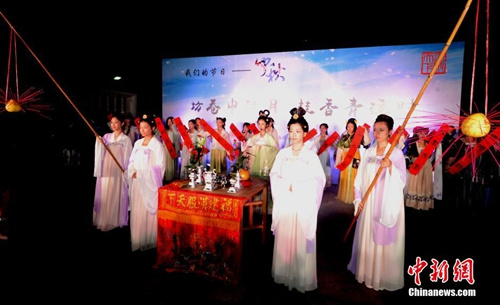 福州重現(xiàn)中秋祭月祈?;顒?劉可耕 攝 福州重現(xiàn)中秋祭月祈福活動 劉可耕 攝