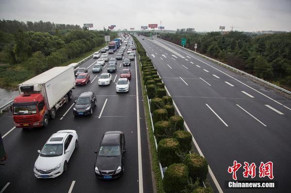 10月1日,，江蘇南通,，車輛在沈海高速蘇通大橋南通段緩行。朱吉鵬 攝 圖片來源：CFP視覺中國