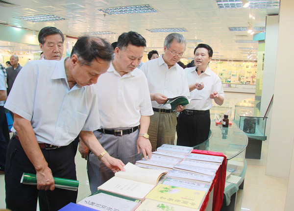 在廣西中醫(yī)藥大學(xué)醫(yī)史館,，考察組成員翻閱壯醫(yī)理論著作。