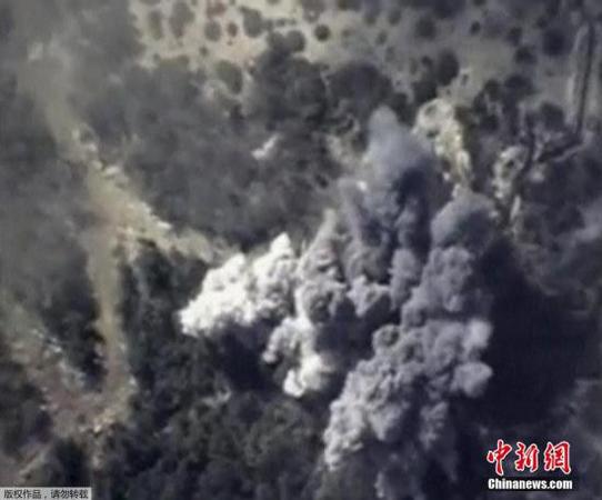 當?shù)貢r間10月13日,，俄羅斯國防部公布的視頻顯示俄羅斯戰(zhàn)機空襲敘利亞境內(nèi)極端武裝時，導彈擊中了彈藥庫引發(fā)大規(guī)模爆炸,。