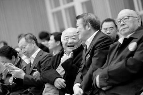 錢理群賣房養(yǎng)老，中間為錢理群教授