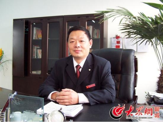 聊城市嘉明開(kāi)發(fā)區(qū)第一實(shí)驗(yàn)小學(xué)校長(zhǎng)李志猛任校長(zhǎng)一職20余年，在做行政和管理工作之前是數(shù)學(xué)教師出身,。他稱(chēng),，之所以取消小學(xué)一二年級(jí)的數(shù)學(xué)課，與低齡孩子的邏輯思維能力有關(guān)系,。（大眾網(wǎng)記者 王新 攝）
