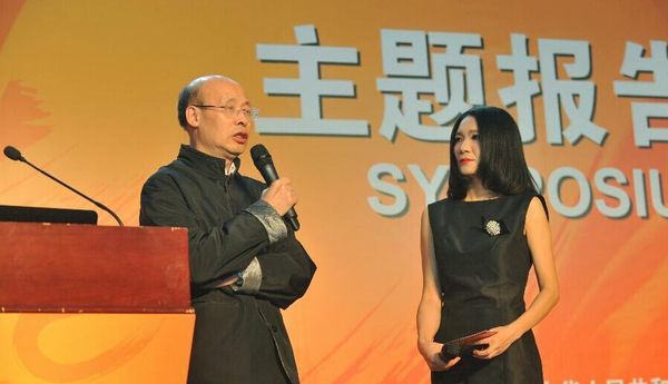 （2）10月29日,，在第十屆中國北京國際文博會開幕暨主題報告會上，清華大學國家文化產(chǎn)業(yè)研究中心主任熊澄宇（左）講話,。