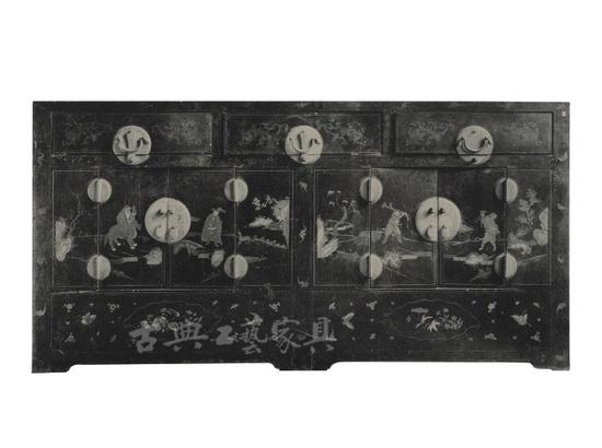 (二)清中期 黑漆描金彩繪職貢圖聯(lián)三櫥(圖2-1)
高95.6厘米,,寬189.9厘米,深54.6厘米
聯(lián)三櫥黑漆為地,,原書注為描紅,、描金,推測應是彩繪描金,。