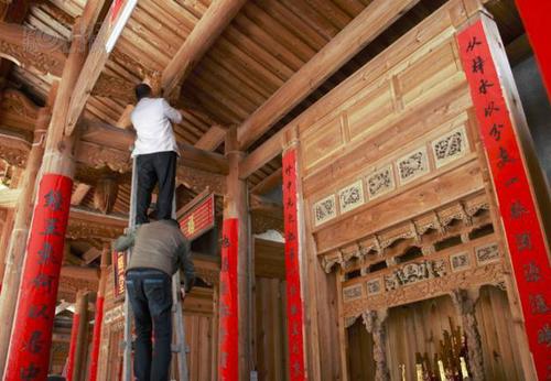 圖說：為了迎接章公祖師回歸，村民自發(fā)組織對普照堂進(jìn)行修繕,。