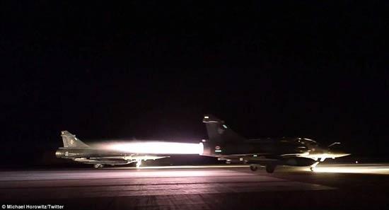 法軍此次空襲共動用10架殲擊轟炸機,。這些飛機是從阿聯酋和約旦起飛的,，此次行動與美軍進行了協調,。