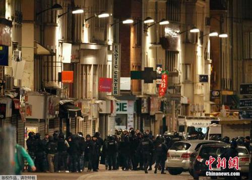 法國警方18日凌晨對藏身在巴黎北部郊區(qū)圣丹尼城地區(qū)的一棟公寓里的嫌疑人發(fā)起了反恐行動，有消息表明該嫌疑人參與了巴黎恐怖襲擊案,。