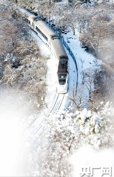 　長(zhǎng)城巍峨雪后幽然,，“雪國(guó)列車”穿越居庸關(guān)如“銀蛇”美到窒息。