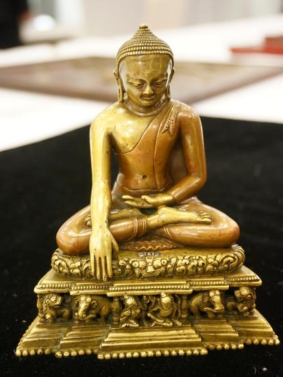 　　11-12世紀(jì)， 帕拉王朝,，合金黃銅,、紅銅合鑄，白銀,、紅銅鑲嵌,，高12.5厘米，底寬10.5厘米,，原始裝藏,，著錄《儷松居長物志——自珍集》