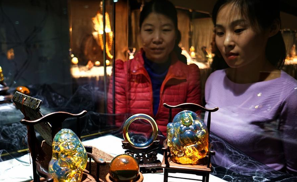 （1）11月22日,，游人參觀用波羅的海琥珀制作的中國特色工藝品,。