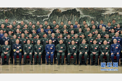 中央軍委改革工作會議11月24日至26日在京舉行,。中共中央總書記,、國家主席、中央軍委主席,、中央軍委深化國防和軍隊改革領(lǐng)導(dǎo)小組組長習(xí)近平出席會議并發(fā)表重要講話,。這是習(xí)近平親切接見會議代表，同大家合影留念,。新華社記者李剛攝