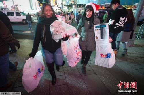 2014年“黑五”,，搶購到商品的消費(fèi)者滿意而歸,。