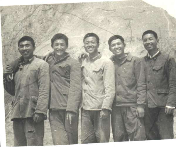1971年蔡國雄（右一）在陜西插隊時和知青在一起,。