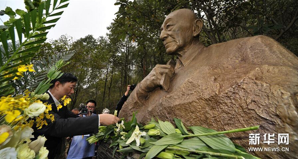 11月30日，吳清源銅像在鳳凰古城揭幕,。1