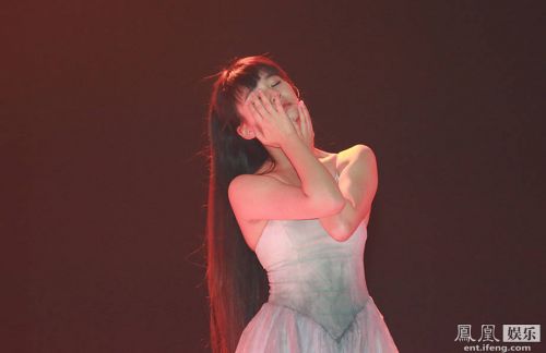 　小彩旗沉醉在表演中,。