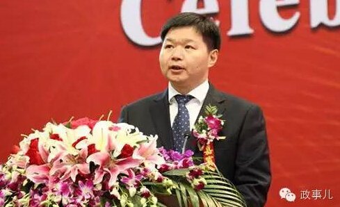 “政事兒”(微信ID：gcxxjgzh)發(fā)現(xiàn),，從2005年任正廳級武漢鐵路局局長算起,，在這10年多時間中，安路生的職位至少發(fā)生14次變動,，這種高頻率職位變動的案例在官員群體中比較少見,。