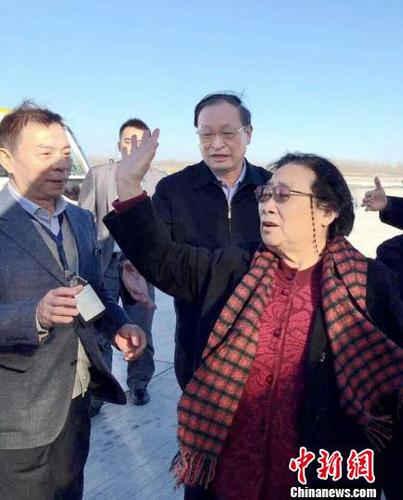 北京時間12月4日13點50分，屠呦呦乘坐國航CA911航班從北京啟程飛往瑞典,，領(lǐng)取諾貝爾獎,。國家衛(wèi)生計生委副主任、國家中醫(yī)藥管理局局長王國強,，中國工程院院士,、中國中醫(yī)科學(xué)院院長張伯禮等前往機場送機。（通訊員供圖） 通訊員 攝