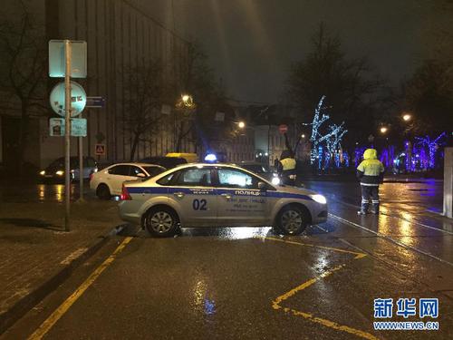 12月7日,，在俄羅斯首都莫斯科，警察在發(fā)生爆炸的公車站現(xiàn)場調(diào)查,。 當(dāng)日,，莫斯科市中心一處公車站發(fā)生爆炸，造成3人受傷,。新華社記者魯金博攝1