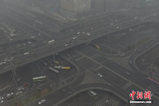 霧霾中CBD中央商務(wù)區(qū)國貿(mào)橋,，單雙號實行車輛明顯減少。 圖片來源：視覺中國