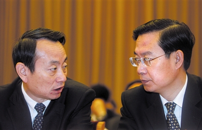 2007年,，時(shí)任中石油集團(tuán)總經(jīng)理的蔣潔敏（左）與中石化集團(tuán)總經(jīng)理蘇樹林（右）一起出席會(huì)議，如今,，兩位曾經(jīng)的石油企業(yè)的“一把手”均已落馬,。 圖/CFP