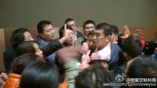 宋鴻兵被迫手寫道歉書,，并稱泛亞資金出現(xiàn)問(wèn)題，可能跟股票市場(chǎng)有關(guān),。此前在一些場(chǎng)合受到宋鴻兵的“指引”,，投資者購(gòu)買了泛亞有色金屬交易所推出的理財(cái)產(chǎn)品“日金寶”，后因泛亞發(fā)生兌付危機(jī)使得這些投資人血本無(wú)歸,。圖為宋鴻兵遭圍攻現(xiàn)場(chǎng),。