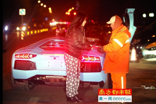 12月12日,。凌晨5點,，北京街頭。顧異叫了一輛超級跑車,，然后把剩下的錢包成紅包,，逐一分發(fā)給在街頭清掃馬路的環(huán)衛(wèi)工人。